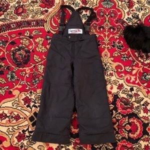 Obermeyer snow pants for boy or girl. Size 5. Black Adjustable straps and zipper